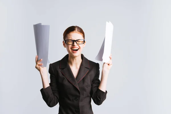 Mädchen im schwarzen Anzug und Brille hält Dokumente in den Händen, lacht — Stockfoto