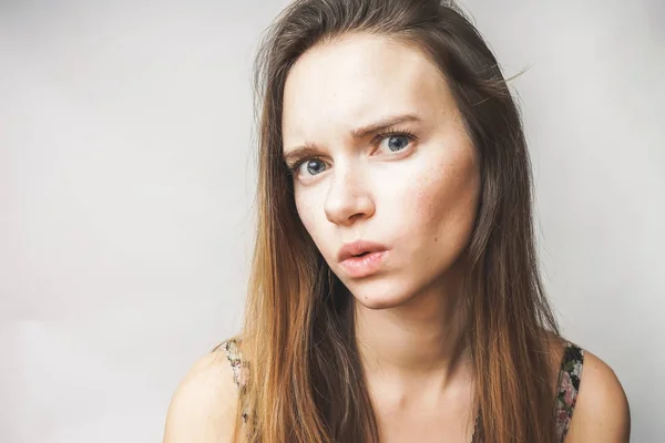 Surpreendida mulher zangada, olhos grandes, close up, problema, em um fundo branco — Fotografia de Stock