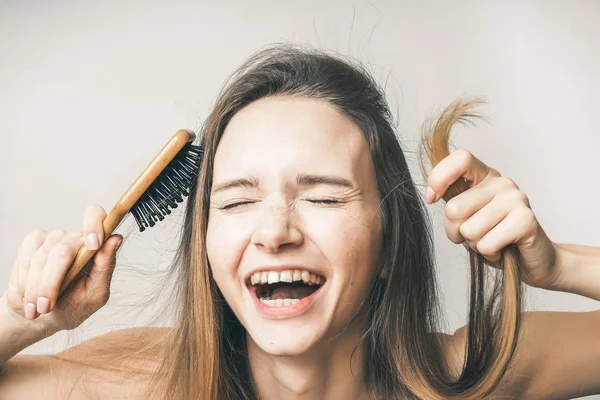Multa mulher feliz desfrutar de cabelos de saúde, cuidados de beleza — Fotografia de Stock