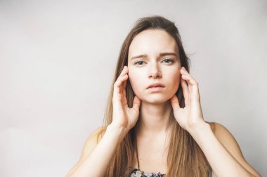 Beyaz tenli kamera poz arayan yorgun üzgün kız