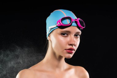 Yüzme kap ve kameraya bakarak gözlük, kendine güvenen güçlü genç kız yüzücü