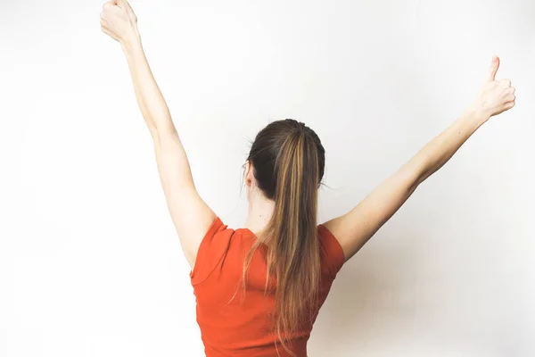 Mulher de sucesso feliz ganhar oportunidade, de volta, polegares para cima, em uma camiseta laranja — Fotografia de Stock