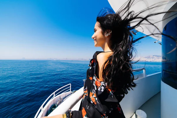 Flygande hårstrån på yacht, ung flicka njuta sommaren — Stockfoto