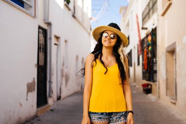 Mutlu gülümseyen turist güneş şapka ve gözlük