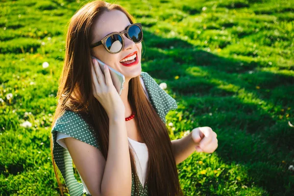 Happy laughing fashion woman in sunglasses,summer,use smartphone — Stock Photo, Image