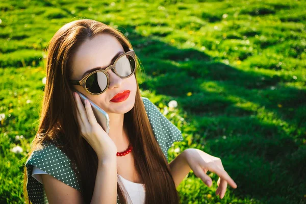 Irritated woman with smartphone.Annoyed angry face in sunglasses — Stock Photo, Image