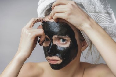 Kadın siyah mack kaldırın. Yüz scrab, pul pul dökülme gözenekleri, temiz cilt