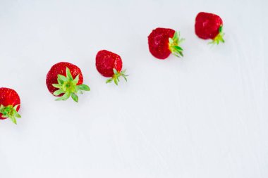 Taze çiğ sağlıklı beslenme çilek meyve plaka, izole beyaz, görünümü yukarıda, flatlay yakın-up, boşaltmak için metin, çerçeve