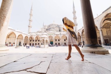 Bir eşarp genç bir Müslüman kadın Istanbul camiye gider. Yaz tatili, seyahat. İspanyol kız, İran, Suriye kadın