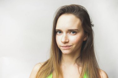 Kameraya bakarak uzun saçlı sevimli sevimli kız