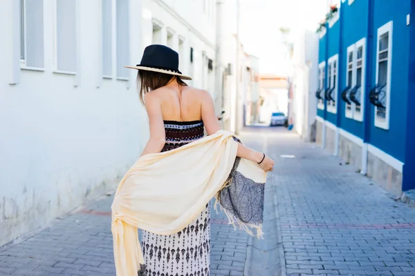Mulher andando de chapéu, férias europa, andando em uma rua pavimentada — Fotografia de Stock