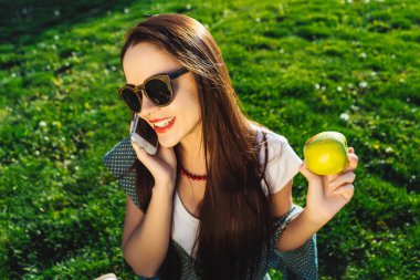 Smartphone ve dedikodu ile konuşuyor, gülüyor gülümseyen kadın 