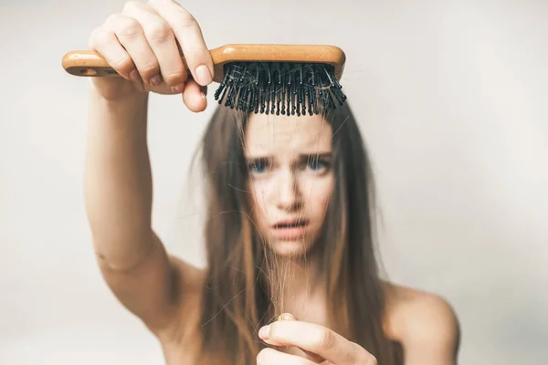 Femme avec les cheveux perdus sur peigne, problèmes, fond blanc — Photo