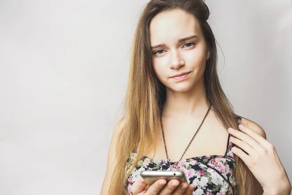 Młoda kobieta lato z telefonu komórkowego poszukuje czegoś, tekst — Zdjęcie stockowe