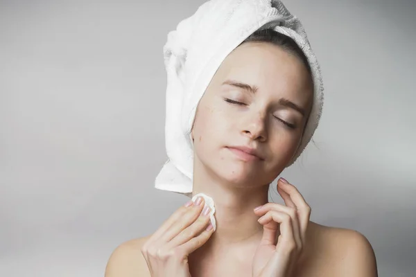 Mulher remove cosméticos com cotonete, rosto de limpeza — Fotografia de Stock