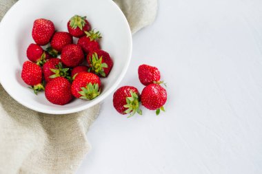 Taze çiğ sağlıklı beslenme çilek meyve plaka, izole beyaz, görünümü yukarıda, flatlay yakın-up, boşaltmak için metin, çerçeve. Köyün rustik tuval, kırsal gıda