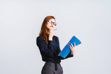 karanlık giyim ve gözlük ile şık kız hakkında bir şey, düşünüyor belgeleri elinde tutan