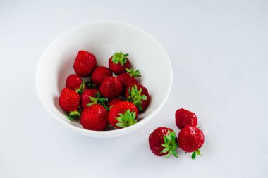 Taze çiğ sağlıklı beslenme çilek meyve plaka, izole beyaz, görünümü yukarıda, flatlay yakın-up, boşaltmak için metin, çerçeve