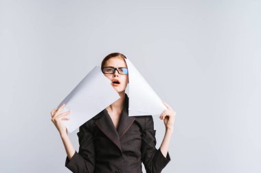 bir yorgun üzgün kız gözlük ve siyah bir takım elbise belgeleri düzenliyor