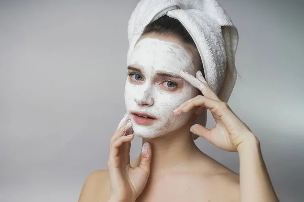 Belleza adolescente, mujer como blanco cuidado de la piel máscara en la cara —  Fotos de Stock