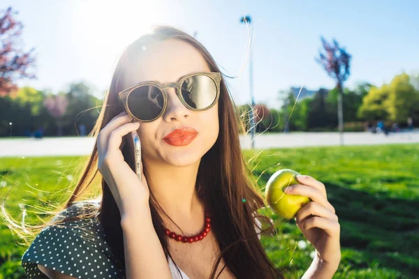 Mujer bonita con teléfono móvil, al aire libre.Chica en gafas — Foto de Stock