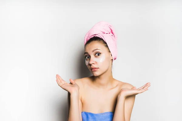 Menina surpreso com pele limpa, toalha rosa na cabeça olhando para a câmera — Fotografia de Stock
