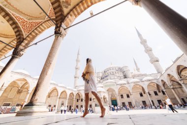 Bir eşarp genç bir Müslüman kadın Istanbul camiye gider. Yaz tatili, seyahat. İspanyol kız, İran, Suriye kadın