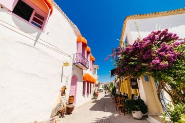 Alaçatı, Çeşme eski şehir sokaklarında moda kadın