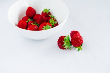 Taze çiğ sağlıklı beslenme çilek meyve plaka, izole beyaz, görünümü yukarıda, flatlay yakın-up, boşaltmak için metin, çerçeve