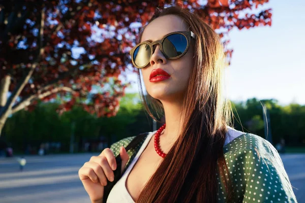 Donna di moda in occhiali su street style con borsa, tramonto — Foto Stock