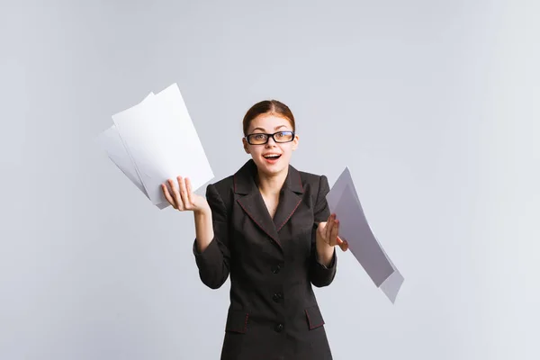 Boldog, okos lány fekete öltöny és a szemüveg váró dokumentumokat tartja a kezét, és boldog — Stock Fotó