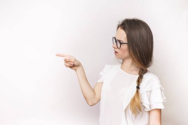 Kadın beyaz bir arka plan üzerinde beyaz, öğrenci üzerinde bir şey gösterir