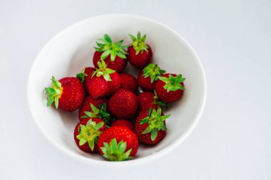 Taze çiğ sağlıklı beslenme çilek meyve plaka, izole beyaz, görünümü yukarıda, flatlay yakın-up, boşaltmak için metin, çerçeve