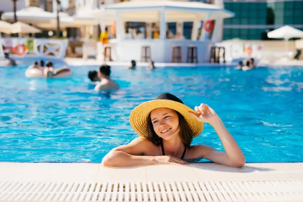 Menina feliz alegre relaxando na piscina, verão — Fotografia de Stock