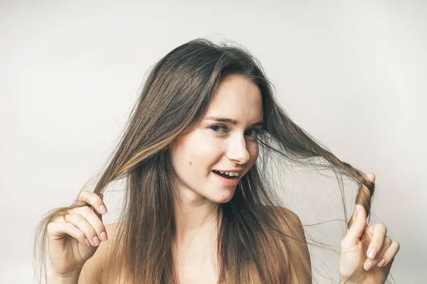 Mulher cara engraçada desfrutar de sua beleza, cuidados de saúde, cabelos — Fotografia de Stock