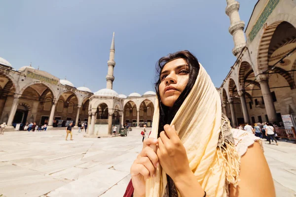 スカーフで若いイスラム教徒の女性は、モスク、イスタンブールに行きます。夏休み、旅行。ヒスパニック系の女の子、イラン、シリアの女性 — ストック写真