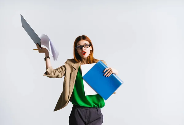 Stilvolles Mädchen mit Brille und grünem Hemd hält Dokumente in der Hand — Stockfoto