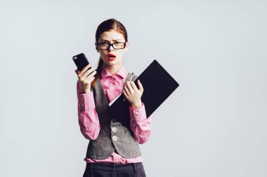 şık üzgün Kız bardaklarda belgeleri ve smatfon, görünüyor bir klasörle memnun tutar