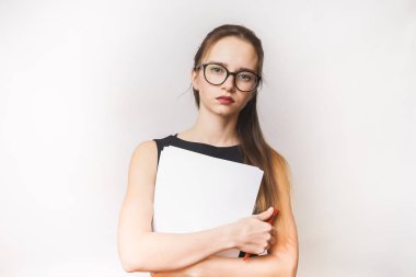 Üzgün yorgun office çalışan erkek ile beyaz kağıt