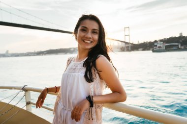 Genç kız gezgin bir yat gezisi, eğilir bir korkuluk Tarih boyunca rahatlatır