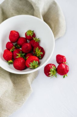 Taze çiğ sağlıklı beslenme çilek meyve plaka, izole beyaz, görünümü yukarıda, flatlay yakın-up, boşaltmak için metin, çerçeve. Köyün rustik tuval, kırsal gıda