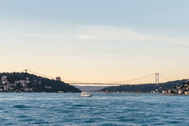 Görünümü üzerinde Boğaziçi Köprüsü. güzel berrak gökyüzü, sakin deniz