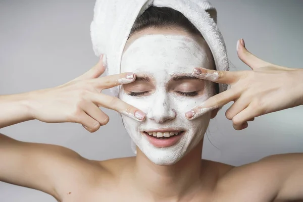 Mujer feliz asombrado utilizar limpiador blanco mack, frotar en la cara — Foto de Stock