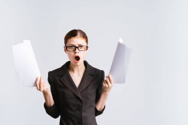 Kızgın kızgın kadın gözlük ve sıkı bir takım belgeler onun elinde, mutsuz tutar.