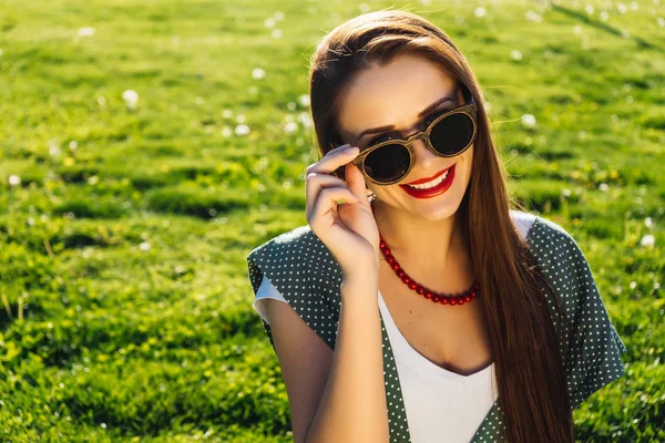 Portrait of Happy Fashion Woman in Sunglasses. Smiling Trendy Girl in Summer. — Stock Photo, Image