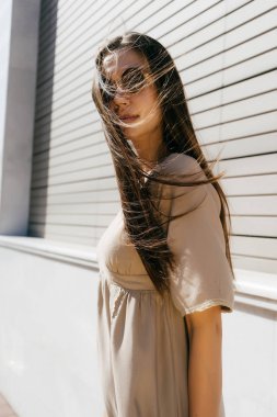 çekici uzun saçlı kız moda elbise ve güneşte poz güneş gözlüğü