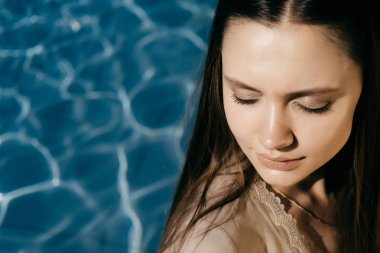 Kadın Güzellik yüz Yüzme Havuzu background.summer tatile rahatlatıcı lüks açık cilt ile