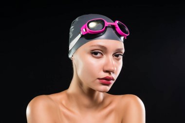 Yüzme kap ve kameraya bakarak gözlük içinde kendine güvenen Bayan yüzücü