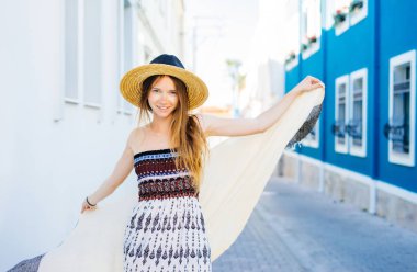 Genç gülümseyen bir hasır şapka içinde seyahat tatil, yaz