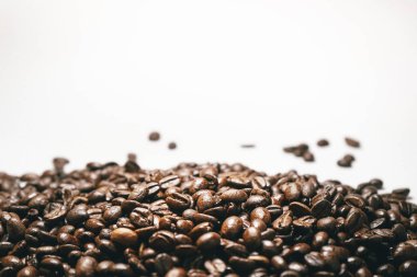 Beyaz bir arka plan üzerinde kokulu Brezilyalı kahve taneleri yalan